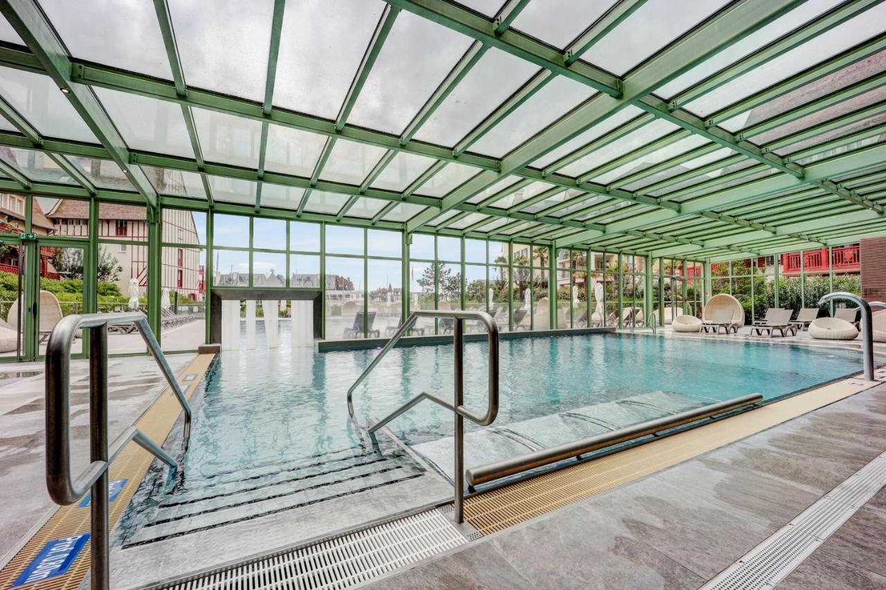 Résidence Pierre&Vacances Premium Presqu'Ile de la Touques Deauville Esterno foto The swimming pool